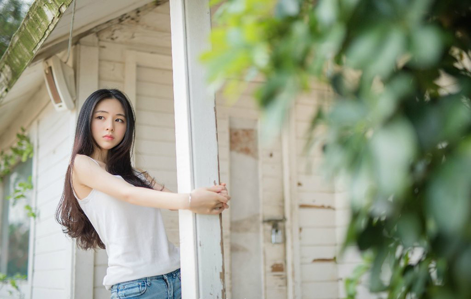 “夫君当以国事为重，妾身怎敢相怪？夫君且先休息，妾身先告退了。”美妇微笑着摇头道。
